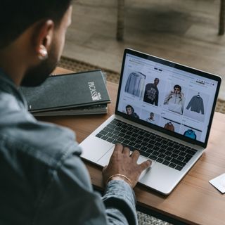 Mengapa Berbelanja Online Menjadi Kebiasaan di Era Digital ini?